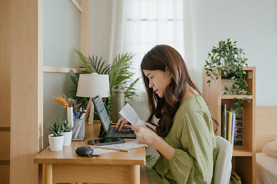 female homeownering managing her expenses from her tablet