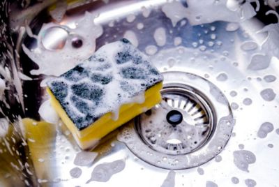 Cleaning kitchen sink