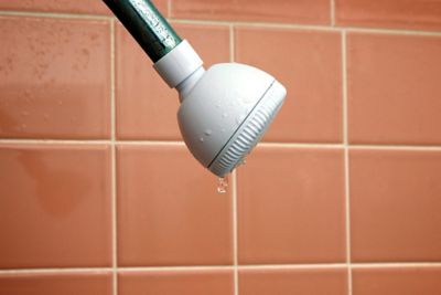 showerhead-leaking-in-bathroom