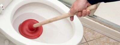 How to use a toilet plunger