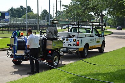 tech using hydro-jetting equipment