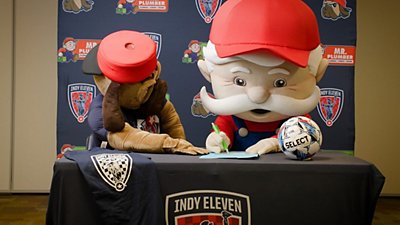 Max Zeke signing contract