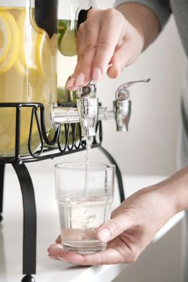 Pour purified lemon water into a glass.