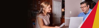 Comfort consultant and customer talking at table