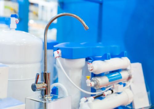 A faucet and a blue container