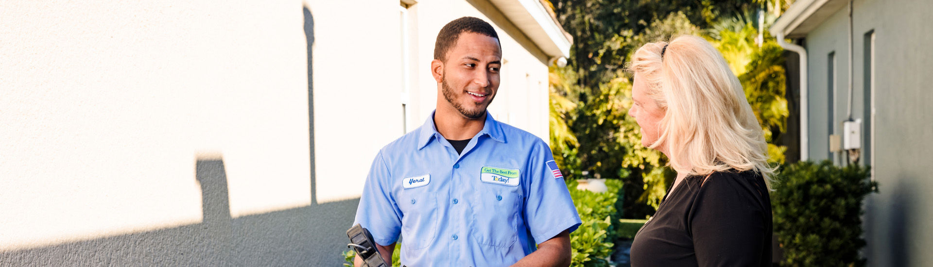 Electrician from Energy Today waving at an Orlando homeowner