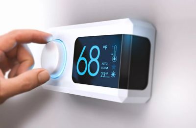 smart-thermostat-displaying-temperature-in-home