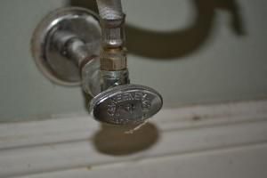 Toilet water supply valve