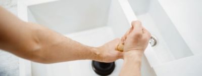 Unclogging a drain with a plunger